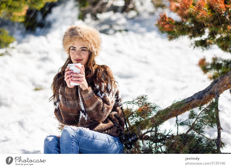 Junge Frau genießt die verschneiten Berge im Winter Kaffee Tee Lifestyle elegant Glück schön Gesicht Freizeit & Hobby Schnee Berge u. Gebirge Mensch feminin