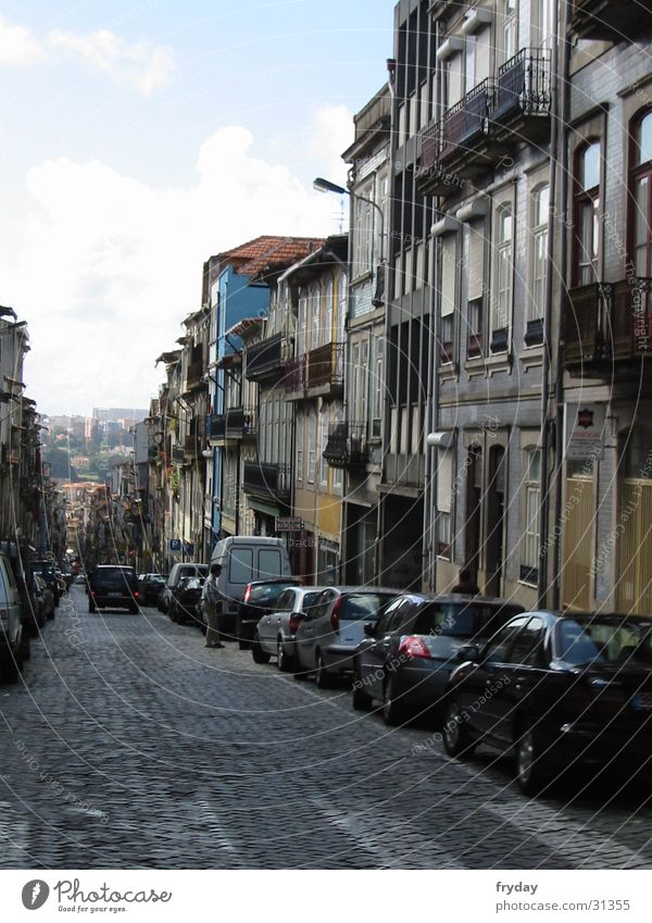 porto Portugal Straßenschlucht Fluchtpunkt Europa Porto Berge u. Gebirge parkende Autos
