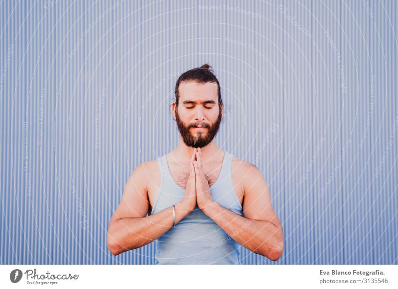 mann in der stadt, der yoga-sport betreibt. blauer hintergrund. gesunde lebensweise Blauer Hintergrund Yoga Mann Großstadt Stadt Lifestyle muskulös