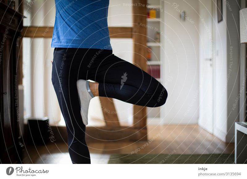Balance Lifestyle sportlich Fitness Leben harmonisch Erholung ruhig Meditation Häusliches Leben Wohnzimmer Frau Erwachsene Körper Beine 1 Mensch 18-30 Jahre