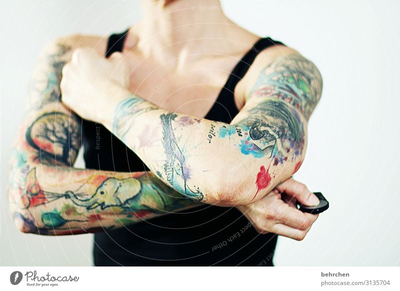 frauenpower Frau Erwachsene Haut Arme Hand Finger 30-45 Jahre Tattoo außergewöhnlich Coolness rebellisch schön sportlich stark feminin Kraft Willensstärke Macht