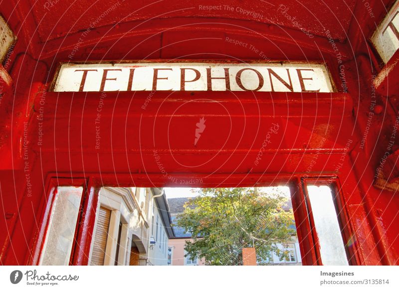 Telefonzelle Technik & Technologie Telekommunikation Architektur Metall Bekanntheit Originalität retro rot Kommunizieren Tourismus Wandel & Veränderung