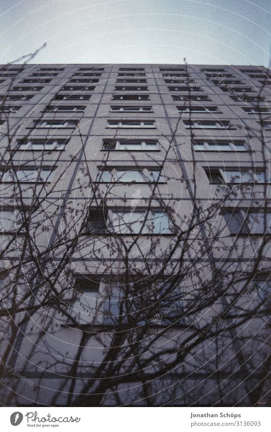 Plattenbau aus Froschperspektive in Weimar Menschenleer sozial Mieter Problematik Außenaufnahme Stadthaus Wohnhaus Wohnhochhaus Deutschland Billig einfach Block