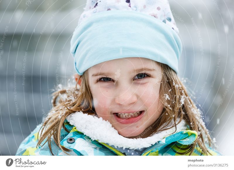 Mädchen im Schnee Lifestyle Freude Gesicht Spielen Winter Winterurlaub Kindergarten Schulkind Mensch Kleinkind Kindheit 1 3-8 Jahre Natur Schneefall Jacke Schal