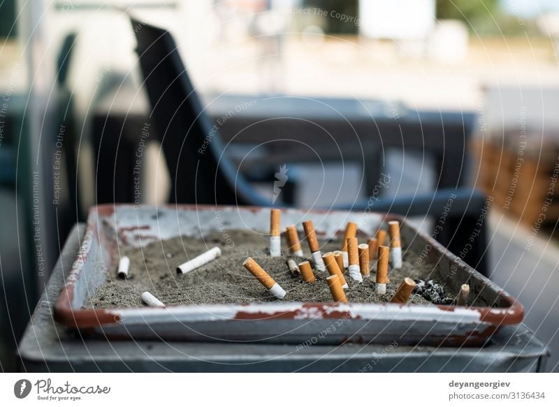 Aschenbecher mit Sand und vergrabenen Zigaretten. dreckig Zigarettenstummel Raucherbereich Entwurf Öffentlich stoppen Krebs Zigarettenasche Filter Gesundheit