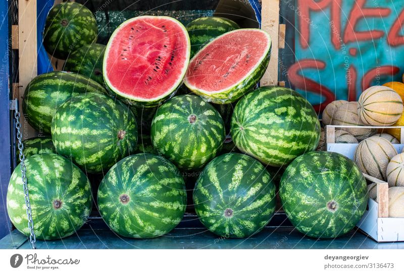 Wassermelonen im Regal. Geschnittene Wassermelone auf dem Straßenmarkt Lebensmittel Frucht Ernährung Diät kaufen Sommer Marktplatz frisch lecker natürlich