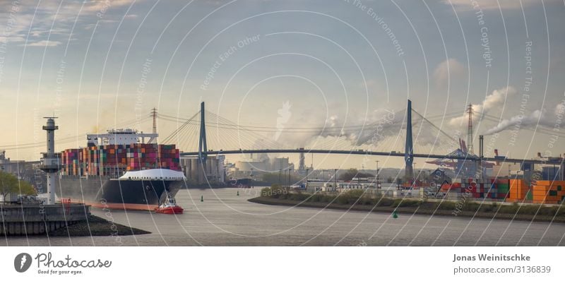 Panorama eines Containerschiffs am morgen im Hafen von Hamburg Wasser Flussufer Elbe Stadt Hauptstadt Hafenstadt bevölkert Sehenswürdigkeit Wahrzeichen