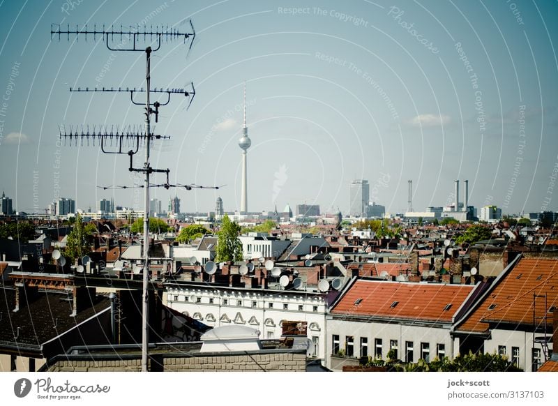 Antenne für die Stadt Himmel Schönes Wetter Neukölln Dach Hausantenne Wahrzeichen Berliner Fernsehturm authentisch Horizont Umwelt Ferne empfangsbereit