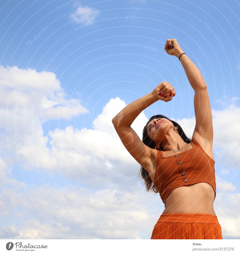 Estila Fitness Sport-Training feminin Frau Erwachsene 1 Mensch Himmel Wolken Schönes Wetter Hose Top brünett langhaarig Tanzen träumen sportlich Freude