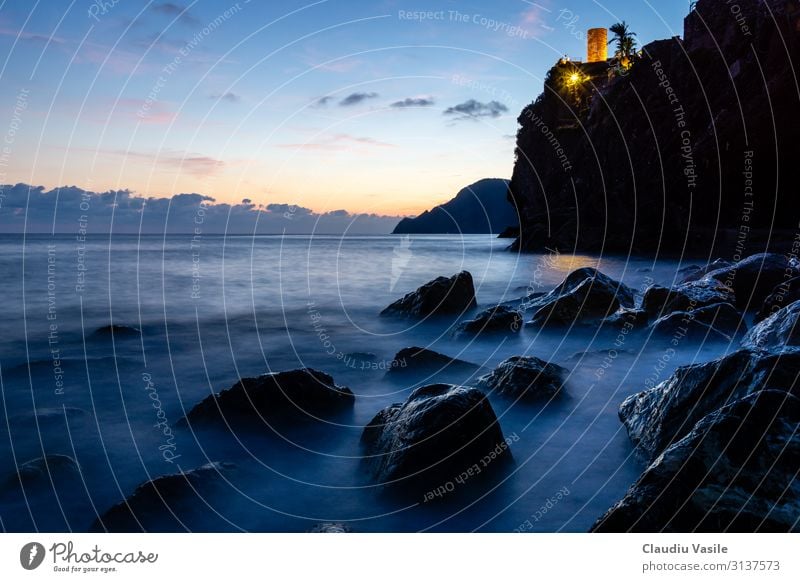 Felsenküste bei Dämmerung, Vernazza, Cinque Terre, etc. Natur Landschaft Sonnenaufgang Sonnenuntergang Sommer Berge u. Gebirge Küste mediterran Italien