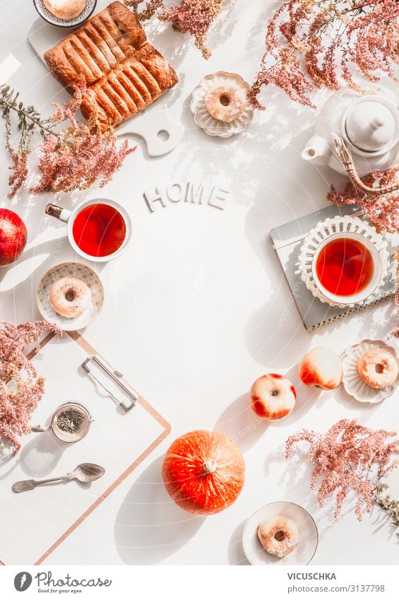 Herbst Stillleben zu Hause mit Tee Lebensmittel Ernährung Getränk Lifestyle Design Häusliches Leben Dekoration & Verzierung Hintergrundbild Kuchen Kürbis Tisch