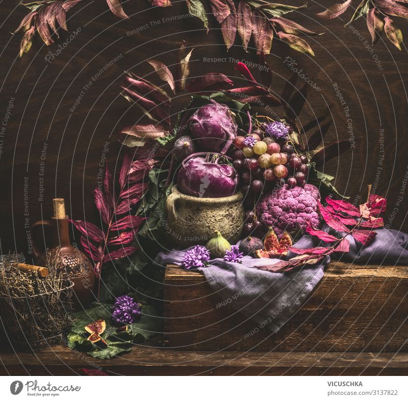 Herbst Stillleben mit lila Obst und Gemüse Lebensmittel Design Gesunde Ernährung Häusliches Leben Tisch Küche Aubergine Vase violett Weintrauben Kohlrabi Feige