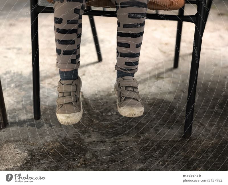 Zu kurz Lifestyle Mensch Kind Kleinkind Beine Fuß 1 sitzen warten trashig Einsamkeit Pause Schuhe baumeln Stuhl Farbfoto Gedeckte Farben Außenaufnahme