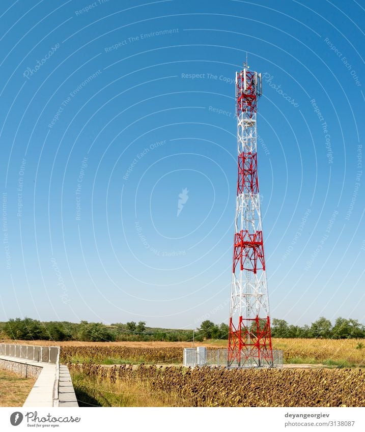 5G-Antenne für die schnelle Internetverteilung. 5G Repeater Industrie Telekommunikation Telefon Handy Technik & Technologie Himmel Fluggerät Linie Kommunizieren