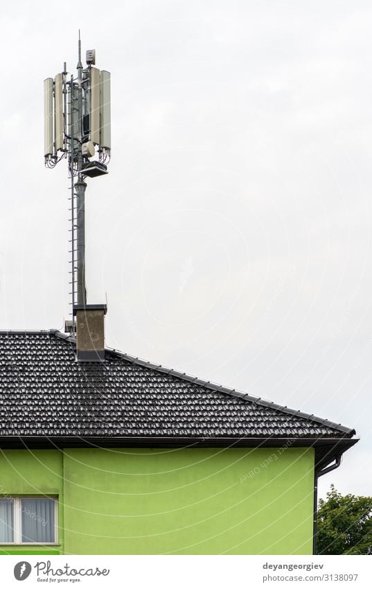 5G-Antennen auf der Oberseite des Hauses. Antennen und Sender auf dem Dach. Industrie Telekommunikation Telefon Handy Technik & Technologie Internet Fluggerät
