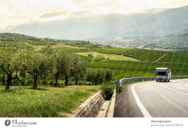 Asphaltstraße, Weinberge und Olivenbäume auf dem Land. Ferien & Urlaub & Reisen Tourismus Haus Garten Natur Landschaft Herbst Baum Hügel Dorf Verkehr Straße