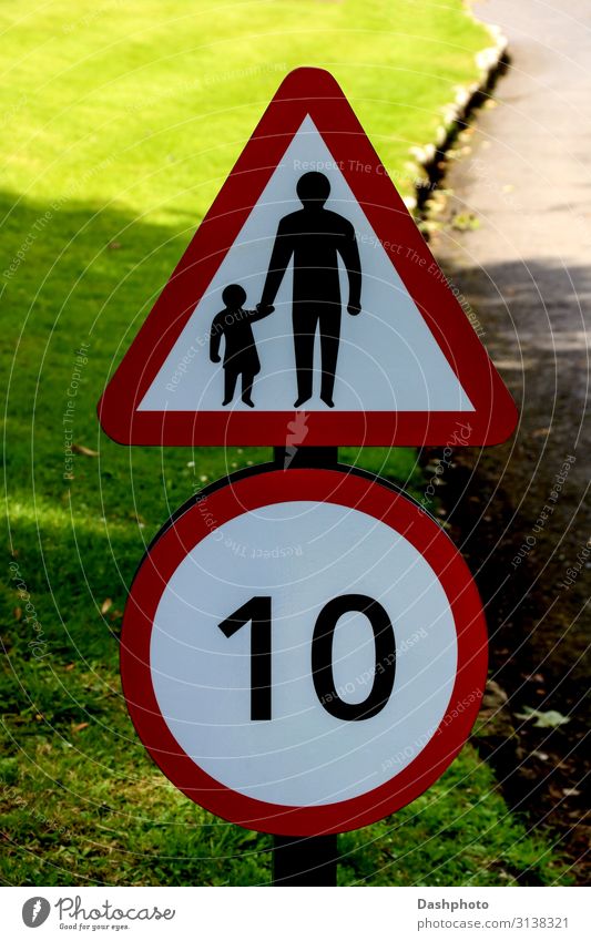 Geschwindigkeit und Kinder überqueren Straßenschild auf einer Landstraße Kindererziehung Kleinkind Vater Erwachsene Gras Blatt Verkehr Autofahren Wege & Pfade