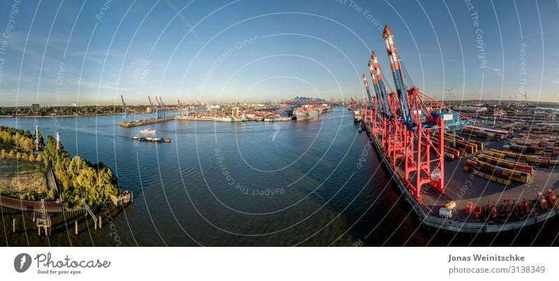 Panorama eines Containerterminals in Hamburg Umwelt Landschaft Wolkenloser Himmel Klima Klimawandel Schönes Wetter Hauptstadt Hafenstadt Schifffahrt