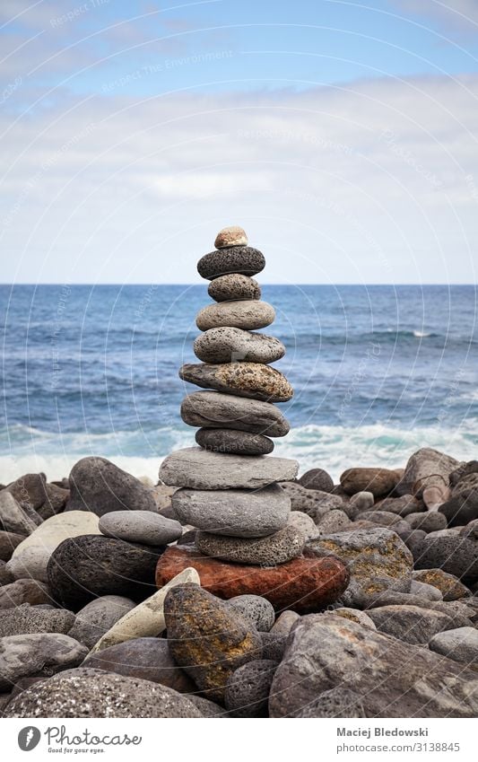 Steinstapel am Strand, Balance- und Harmoniekonzept. Lifestyle Alternativmedizin Wellness harmonisch Wohlgefühl Zufriedenheit Erholung Meditation Meer Natur