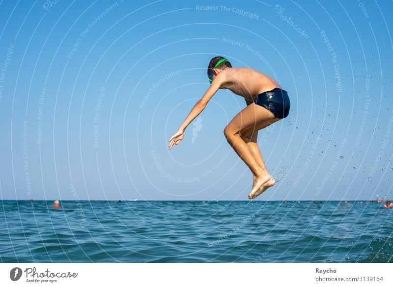 Luftgestützt Schwimmen & Baden Sommer Sommerurlaub Mensch maskulin Kind Junge Jugendliche Körper Haut Hand Beine 1 8-13 Jahre Kindheit Wasser Wassertropfen