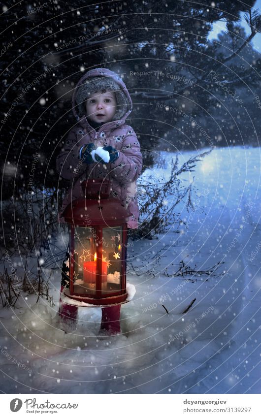 Weihnachtslampe mit Glas und Kerze innen in der Nacht Winter Schnee Dekoration & Verzierung Lampe Weihnachten & Advent Kind Schneefall Baum alt dunkel neu blau