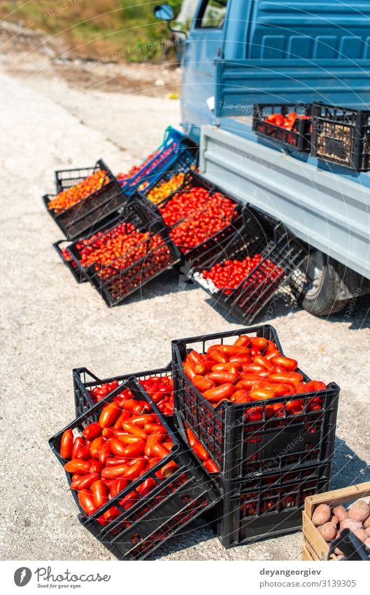 Kleiner italienischer Apo-Truck mit Tomaten. Bauer Verkauf Tomaten Lebensmittel Gemüse Frucht Vegetarische Ernährung kaufen Business Marktplatz Straße stehen