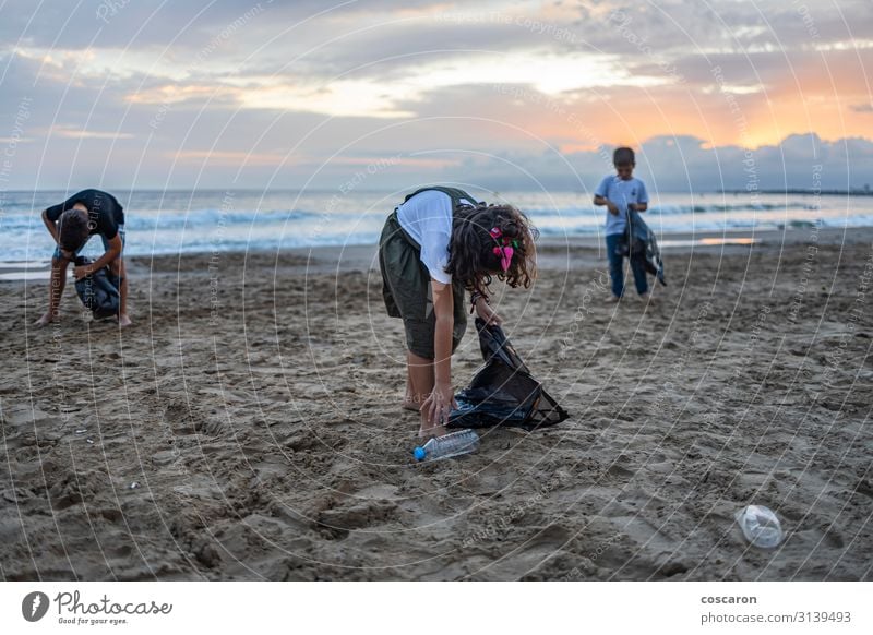 Gruppe von Kindern, die Plastik an einem Strand sammeln. Flasche Glück Ferien & Urlaub & Reisen Sommer Meer Schulkind Bildungsreise Mensch Kleinkind Junge