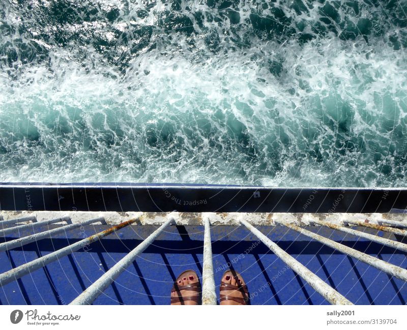 Urlaubsende... Mensch feminin Frau Erwachsene Fuß 1 Sommer Wellen Schifffahrt Kreuzfahrt Passagierschiff Fähre Wasserfahrzeug Sandale beobachten