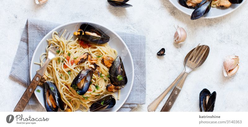 Spaghetti mit Muscheln und Tomaten Meeresfrüchte Mittagessen Teller Gabel Löffel Restaurant frisch lecker Spätzle Italienisch Negativraum Textfreiraum