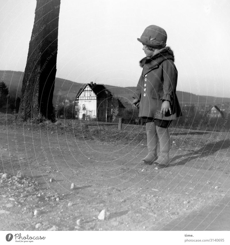 Landschaft mit Mädchen feminin 1 Mensch Umwelt Natur Horizont Schönes Wetter Baum Haus Mantel Hut beobachten Blick stehen warten historisch geduldig Neugier