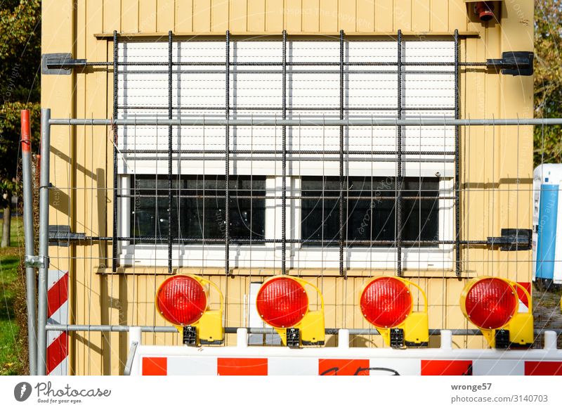 Hinter Gittern I Arbeitsplatz Baustelle Straßenbau Mauer Wand Fenster Container Stadt mehrfarbig gelb grau rot Häusliches Leben Rollladen Sicherheit Bauzaun