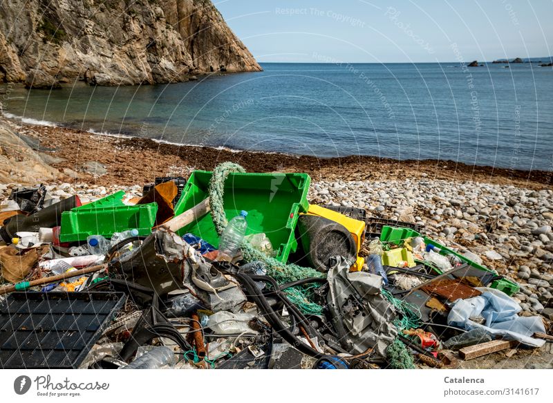 Plastik Trash 2020 | Angeschwemmter Plastikmüll an einem idyllischem Strand Müll Behälter Seile Kisten Folie Meer Bucht Treibgut angeschwemmt