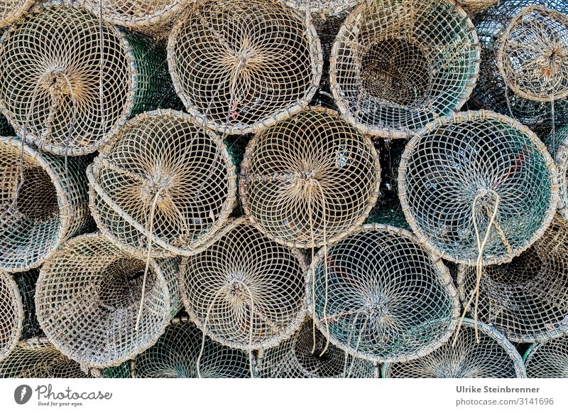 Fischreusen aufeinandergestapelt Seil geflochten Fischernetz Netz Fischfang Fischerei Fischwirtschaft Sardinien Muster Farbfoto Außenaufnahme