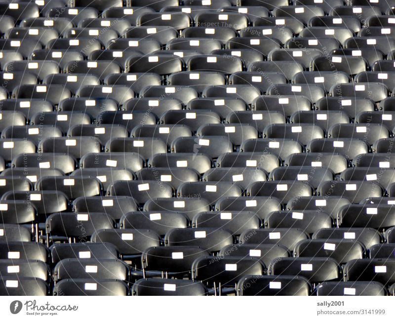 es sind noch Plätze frei... Konzert Open Air sitzen schwarz Einsamkeit Stuhl Zuschauerraum leer Sitzreihe Show viele Farbfoto Außenaufnahme Menschenleer Tag