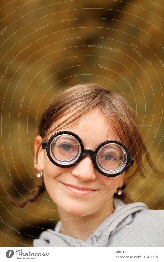 Vorsicht scharf l Ich seh alles. Mensch feminin Kind Mädchen Kindheit Umwelt Natur Brille Haare & Frisuren schön lustig Karneval Faschingsbrille Augenheilkunde