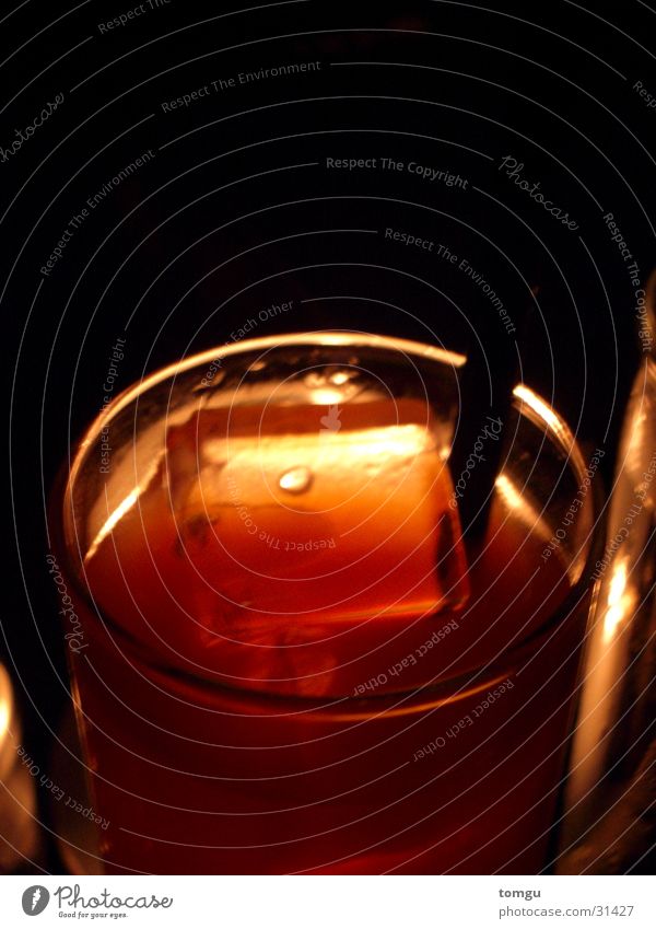 campari orange Getränk Longdrink Kerzenschein Licht Cocktail Eiswürfel rot Nacht Nachtclub Club Bar dunkel Alkohol Glas Halm Lampe