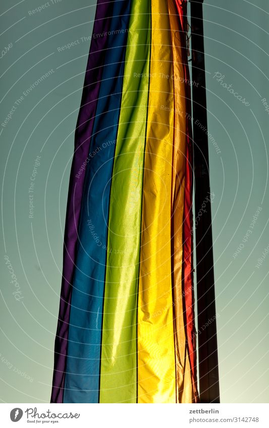 Bunte Fahne mehrfarbig Farbe Farbbrillianz Farbwert Farbstoff Farbenspiel Farbverlauf Regenbogen regenbogenfarben Regenbogenflagge Regenbogentuch Homosexualität