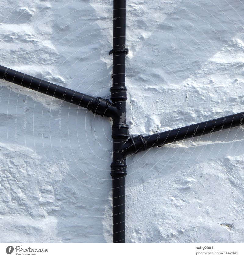 Abflussrohre schwarz auf weiß... Rohr Verbindung Regenabflussrohr Fassade zentral mittig Hauswand Mauer grob Steinwand Regenrohr Fallrohr Röhren Wand Kontrast