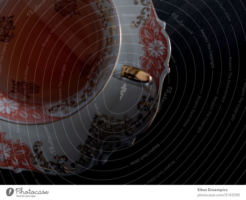 Teetasse Getränk trinken Geschirr Teller Tasse Duft genießen rot Sammeltasse Stillleben Farbfoto Innenaufnahme Starke Tiefenschärfe Vogelperspektive