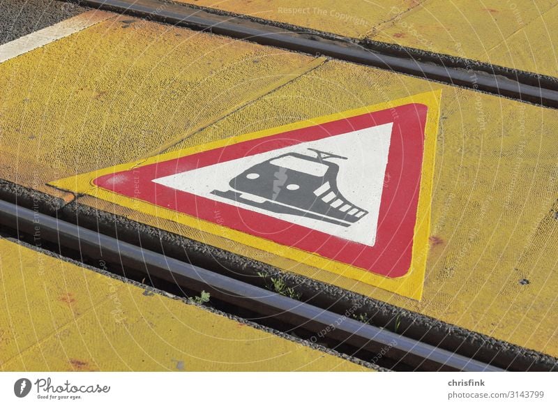 Warnschild Schienenverkehr auf Boden Wirtschaft Technik & Technologie Verkehr Verkehrsmittel Verkehrswege Straßenverkehr Bahnfahren Fußgänger Wege & Pfade