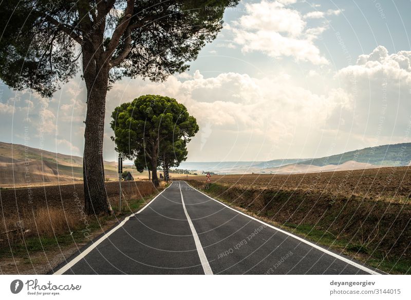 Alte Asphaltstraße mit weißer Linie. Ferien & Urlaub & Reisen Ausflug Sommer Berge u. Gebirge Natur Landschaft Himmel Horizont Verkehr Straße Autobahn blau