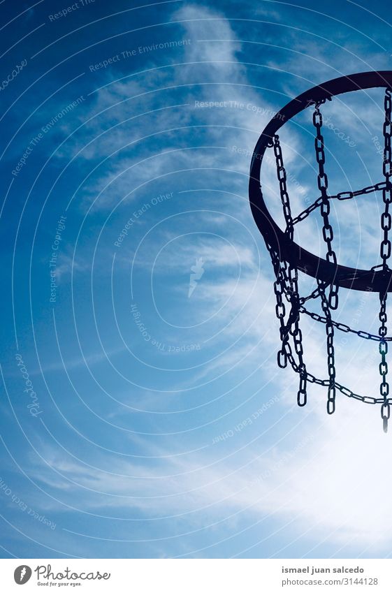 Basketballkorb und blauer Himmel Reifen Korb Kreis Eisenkette Netz Sport Sportgerät Spielen alt Straße Park Spielplatz Außenaufnahme sehr wenige