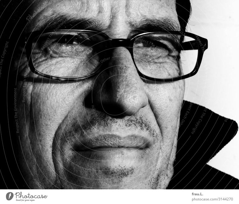 Angespannt Mensch Mann Erwachsene Leben Gesicht 45-60 Jahre beobachten Blick schön Brille Bartstoppel Sonnenlicht attraktiv Schwarzweißfoto Außenaufnahme Tag
