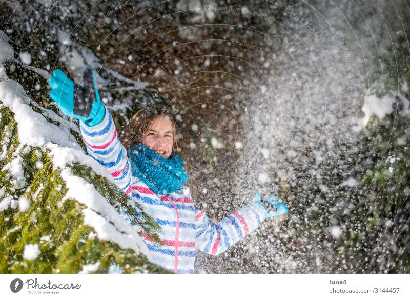 fröhliches Mädchen spielt im Schnee Freude Glück Zufriedenheit Freizeit & Hobby Spielen Ferien & Urlaub & Reisen Sonne Winter Kind Landschaft Wetter Schneefall