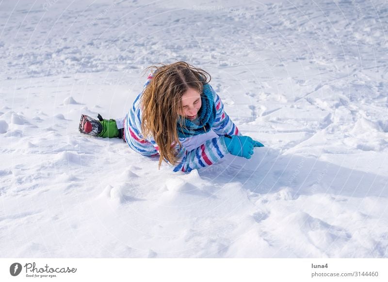 Mädchen stürzt im Schnee Freude Glück Zufriedenheit Freizeit & Hobby Ferien & Urlaub & Reisen Winter Kind Landschaft Wetter Schal lachen Fröhlichkeit kalt
