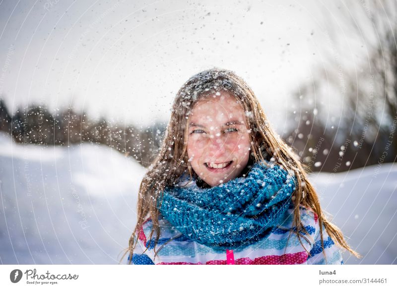 fröhliches Mädchen im Schnee Freude Glück Zufriedenheit Freizeit & Hobby Ferien & Urlaub & Reisen Winter Kind Landschaft Wetter Schneefall Schal lachen