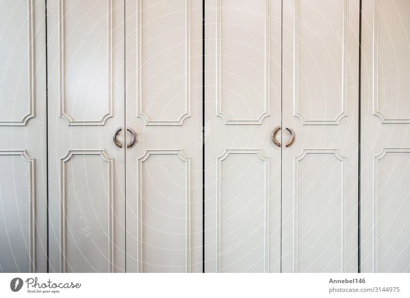 Weißer Luxusschrank Türen Holz Nahaufnahme, modernes Design elegant Wohnung Haus Möbel Schlafzimmer Küche Architektur Bekleidung alt neu braun weiß