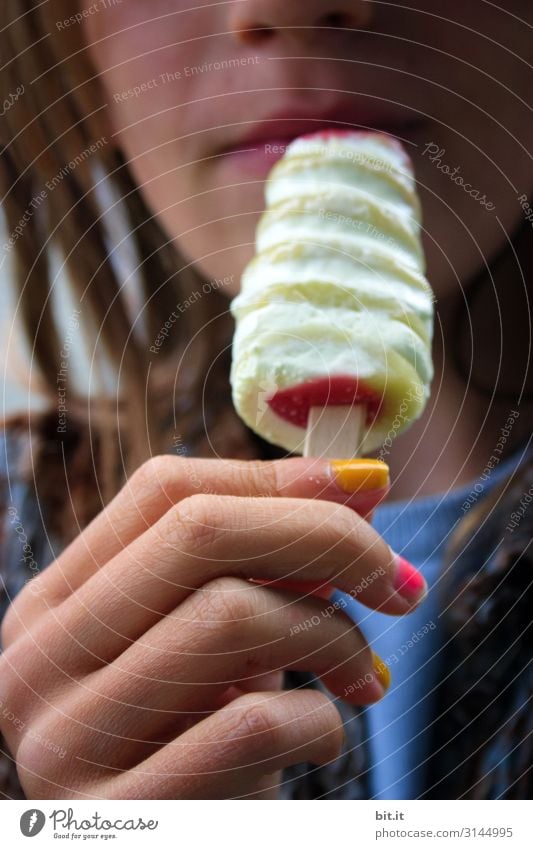 Mädchen mit bunt lackierten Fingernägeln, hält ein Eis in der Hand vor dem Mund. Lebensmittel Dessert Speiseeis Ernährung Essen Picknick