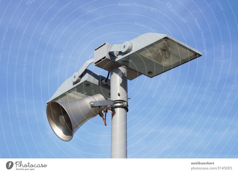 Laterne mit Lautsprecher Laternenpfahl Sicherheit Überwachung Straßenbeleuchtung Flutlicht Megaphon Himmel Lampe Sirene Farbfoto Außenaufnahme Detailaufnahme
