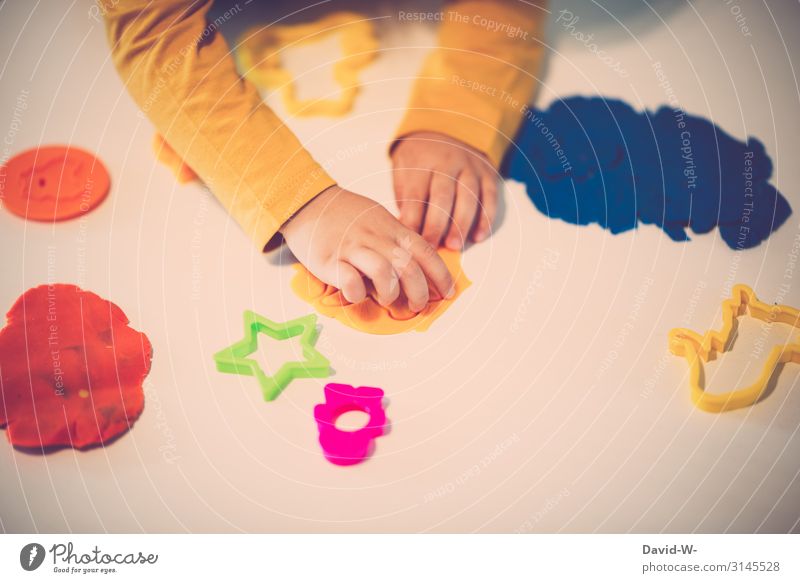 kneten Spielen Häusliches Leben Wohnung Kindererziehung Mensch feminin Kleinkind Kindheit 1 1-3 Jahre Kunst Künstler gebrauchen Hand Finger niedlich Knetmasse
